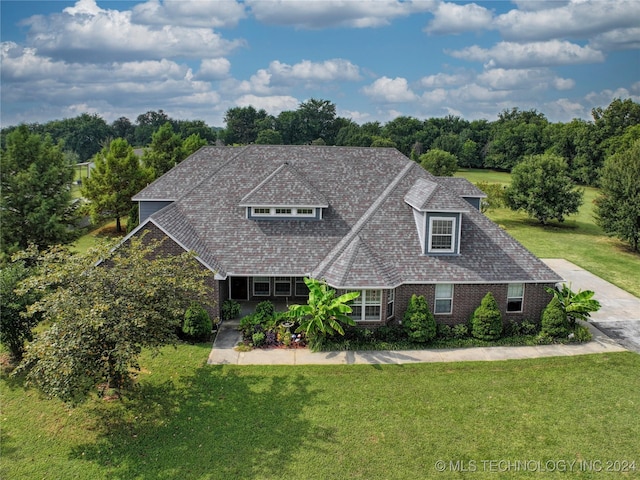 view of front of home with a front lawn and brick siding