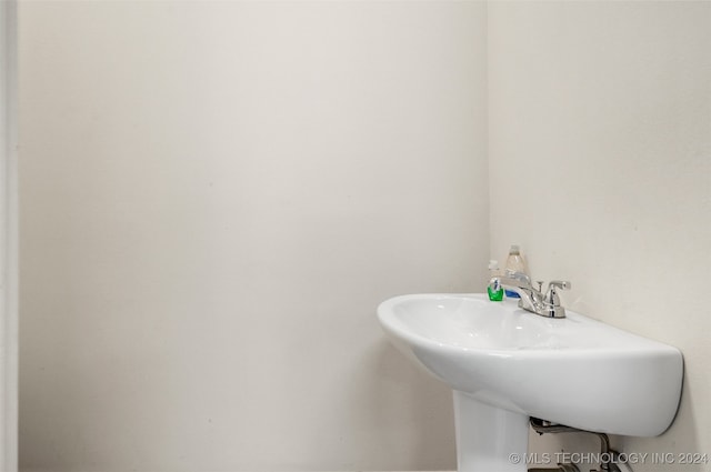 bathroom featuring sink