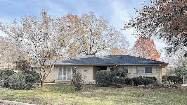 single story home featuring a front lawn