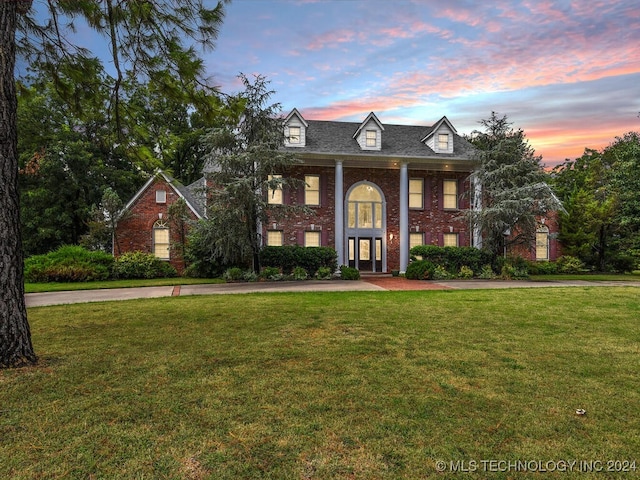 view of front of home featuring a lawn