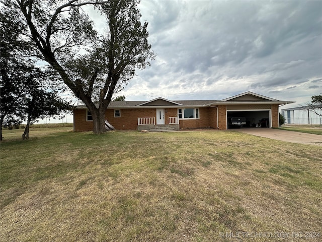 single story home featuring a front lawn