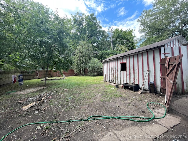 view of yard featuring an outdoor structure