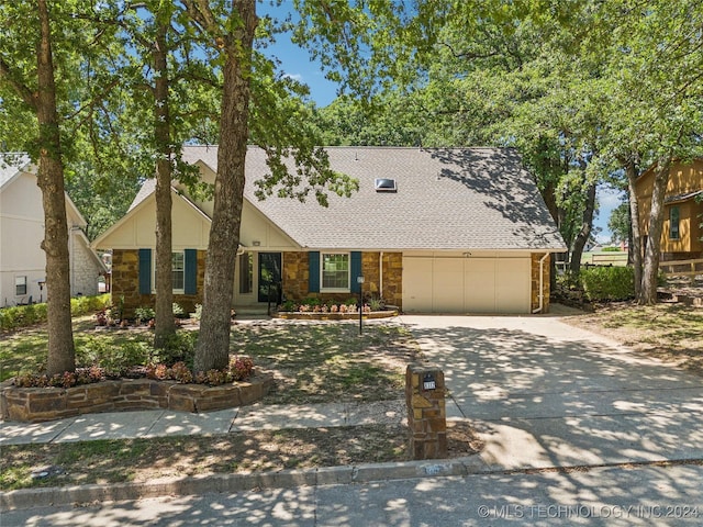 view of front facade featuring a garage