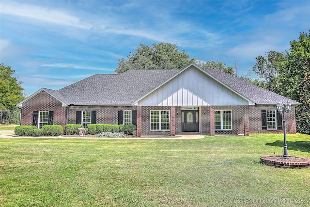 ranch-style house featuring a front yard