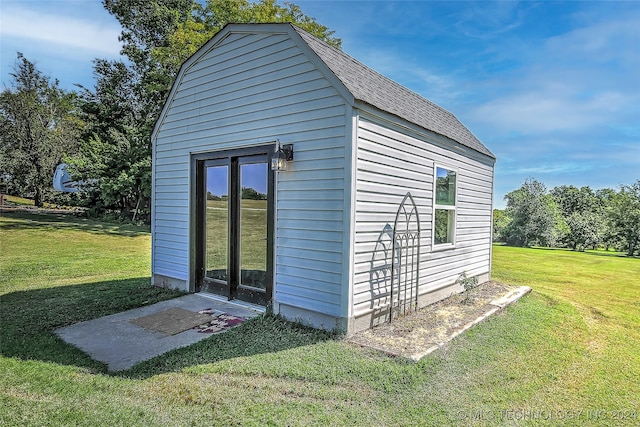 view of outdoor structure featuring a yard