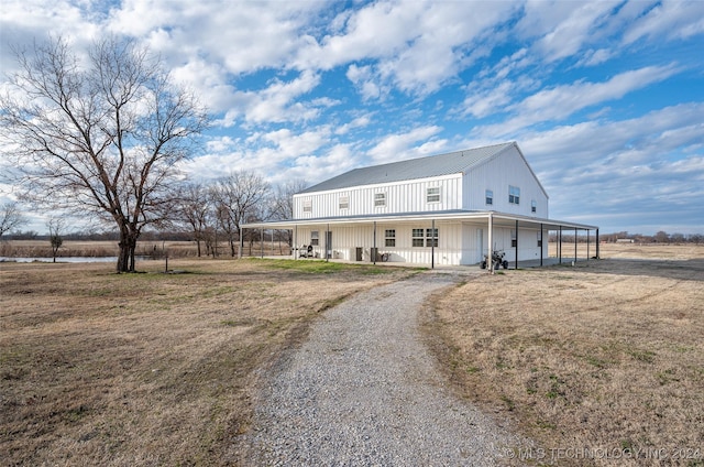 view of front facade featuring covered porch and a front lawn