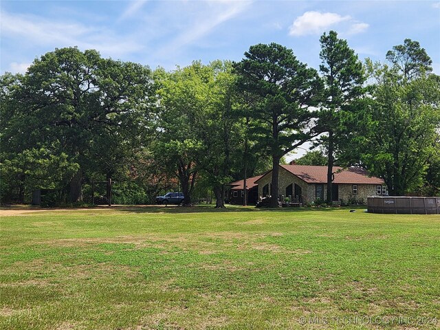 view of yard with a swimming pool