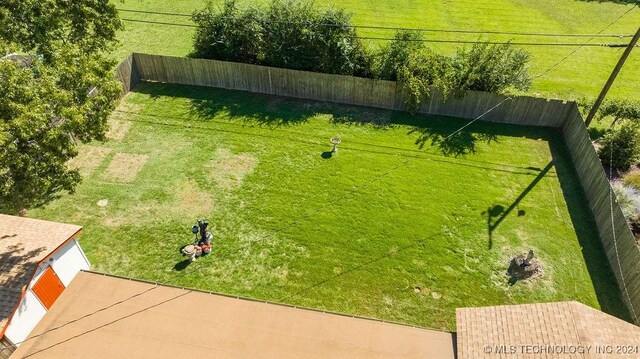 view of yard featuring a rural view