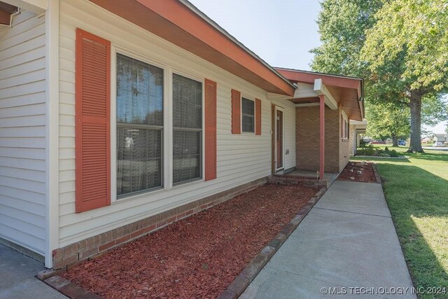 view of side of property with a lawn