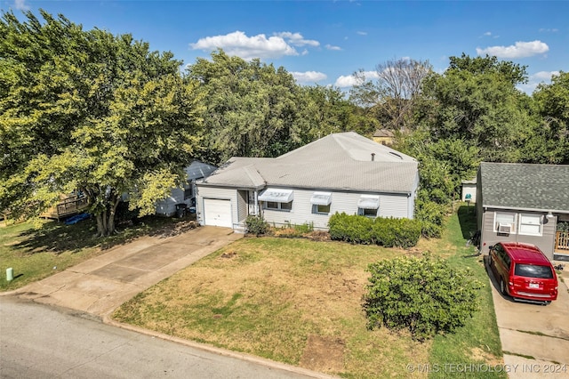 view of front of house featuring a garage and a front lawn