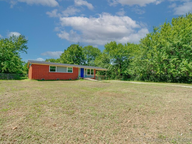 view of front of property with a front lawn
