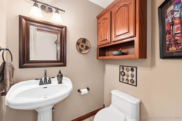 bathroom featuring toilet and sink