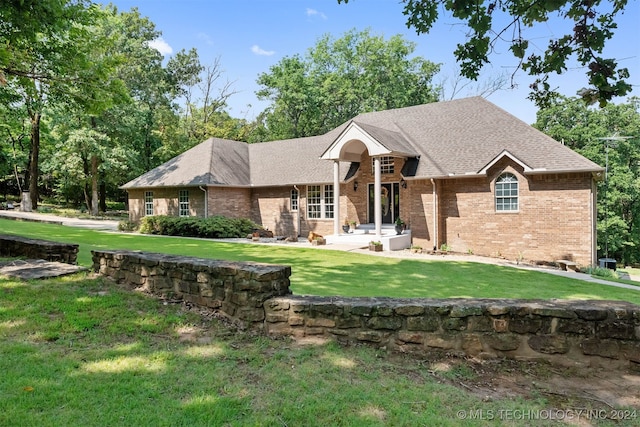 view of front of property with a front lawn