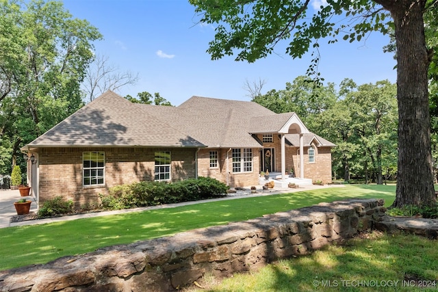 view of front of property featuring a front lawn