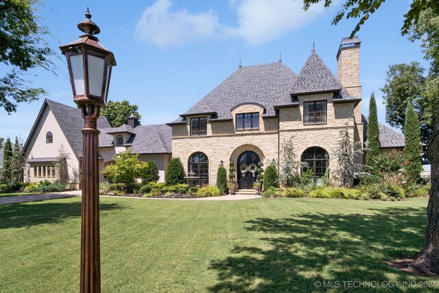 view of front facade with a front lawn