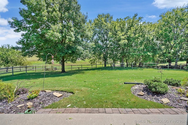 view of yard featuring a rural view