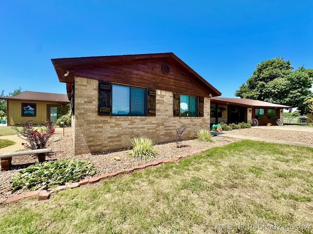 view of front of property with a front lawn