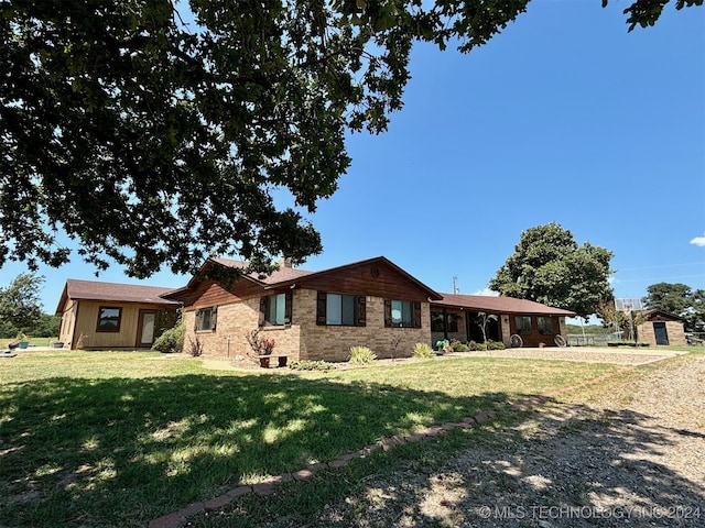 ranch-style house featuring a front yard