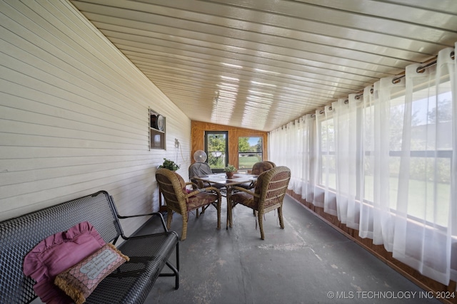 sunroom with lofted ceiling