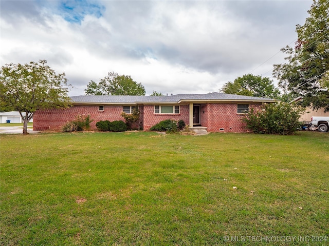 single story home featuring a front lawn