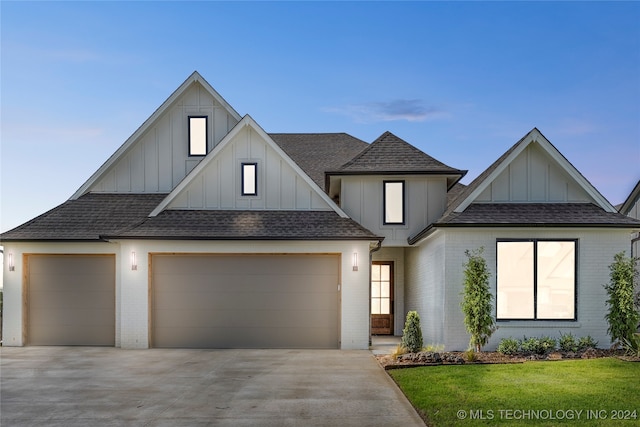 view of front of home featuring a front lawn