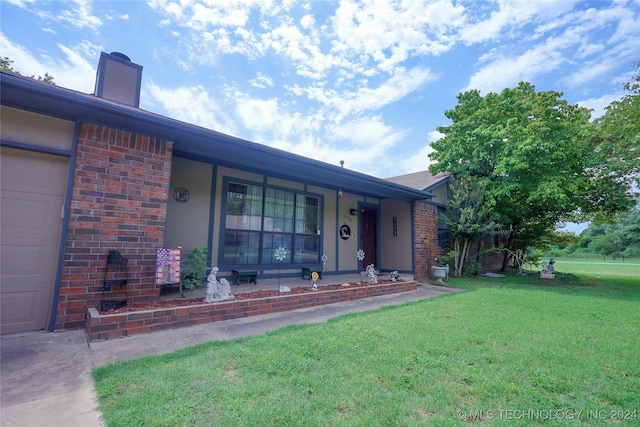 view of front of home featuring a front yard