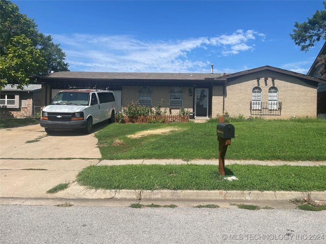 view of front of house featuring a front yard