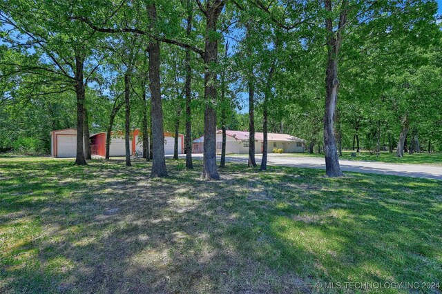 view of yard featuring an outdoor structure and a garage