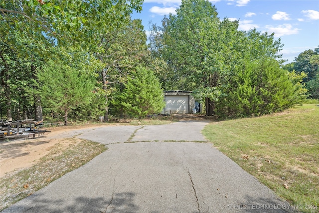 view of yard featuring an outdoor structure and a garage