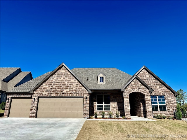 view of front facade featuring a garage