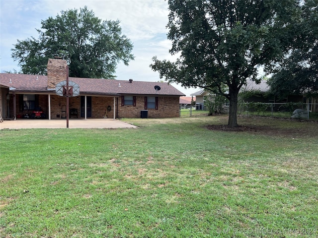 view of yard featuring a patio