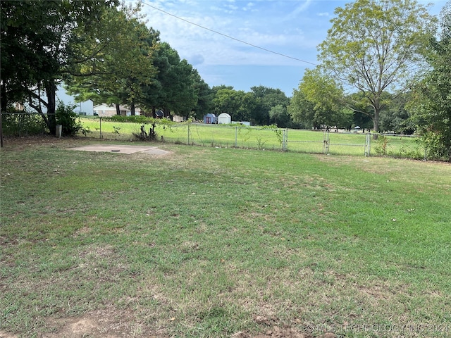 view of yard with a rural view