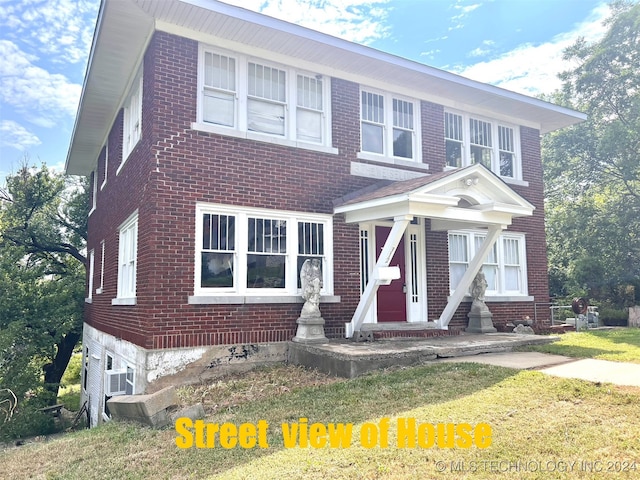 view of front of property featuring a front lawn