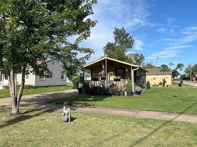 view of front of home featuring a front lawn