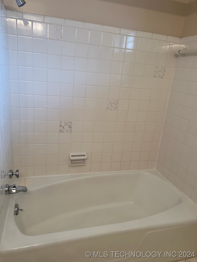 bathroom featuring tiled shower / bath