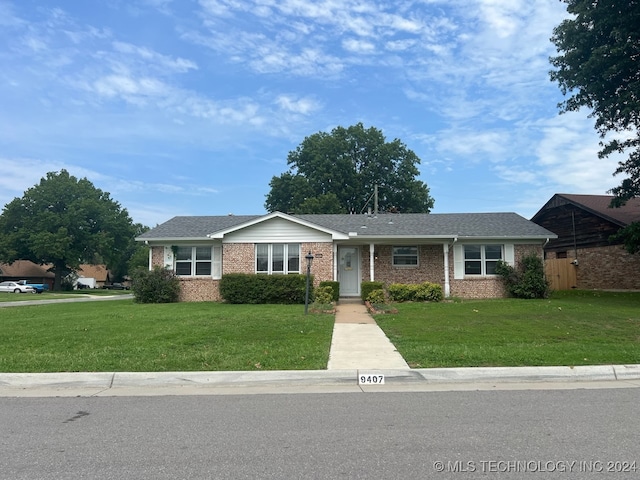 ranch-style home featuring a front lawn