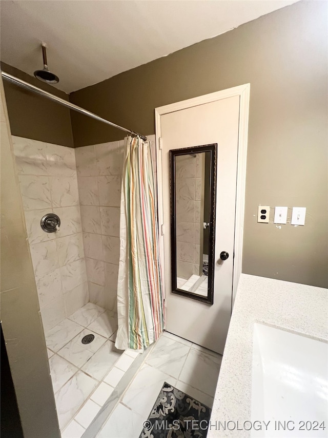 bathroom featuring a shower with curtain and sink