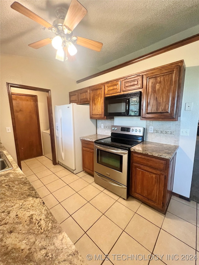 kitchen featuring a textured ceiling, ceiling fan, electric range, and tasteful backsplash