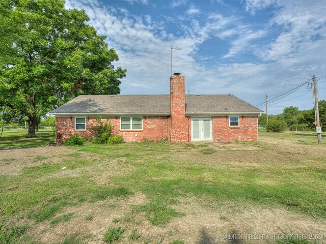 back of house featuring a yard