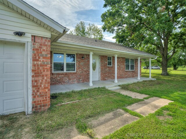 view of front of house featuring a garage and a front lawn