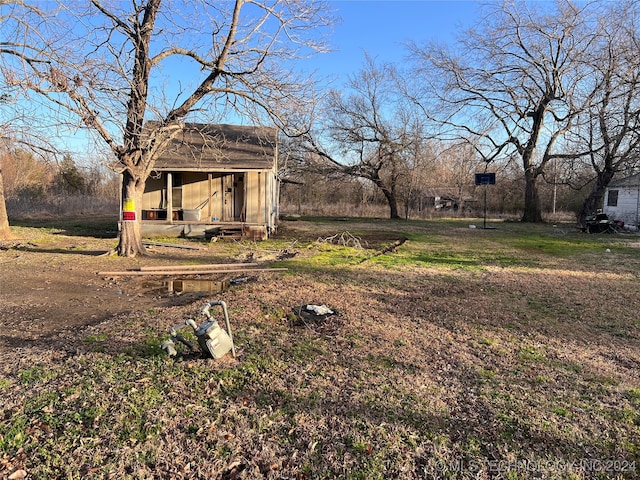 view of yard featuring an outdoor structure