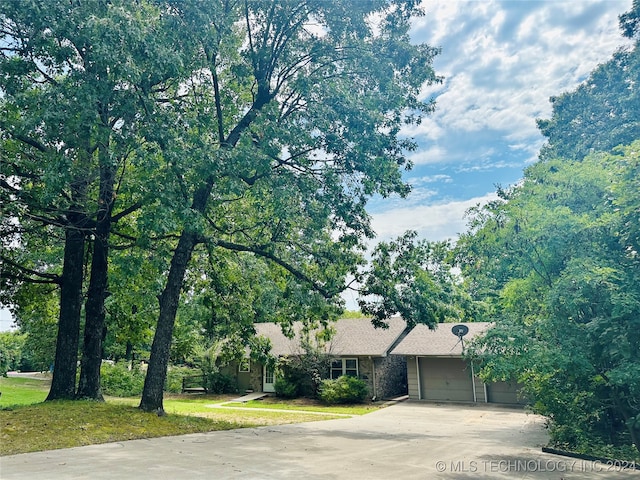 ranch-style house featuring a front lawn