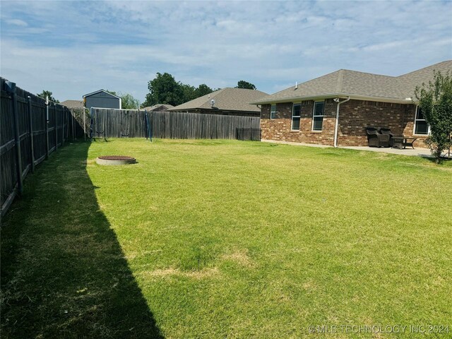 view of yard featuring a patio area