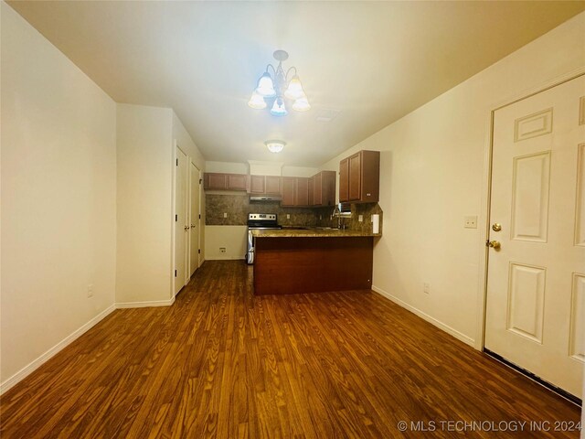 kitchen featuring stainless steel electric stove, kitchen peninsula, dark hardwood / wood-style floors, and tasteful backsplash