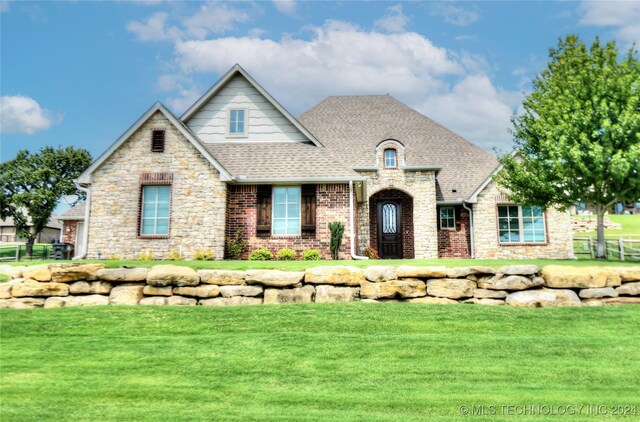 view of front of home featuring a front yard