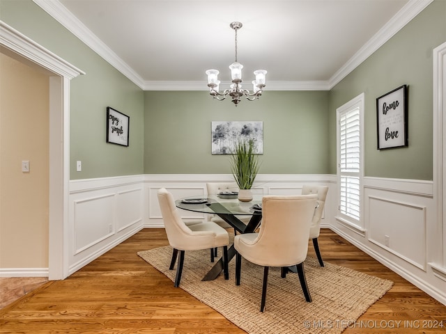 dining room featuring crown molding, a notable chandelier, and hardwood / wood-style floors