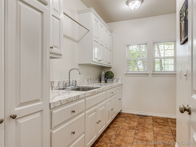 laundry room with sink and tile patterned floors