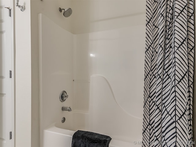 bathroom with shower / bath combo