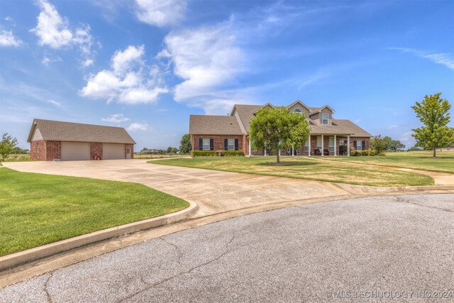 view of front of property featuring a front lawn