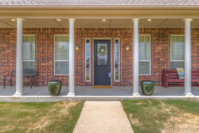 entrance to property featuring covered porch